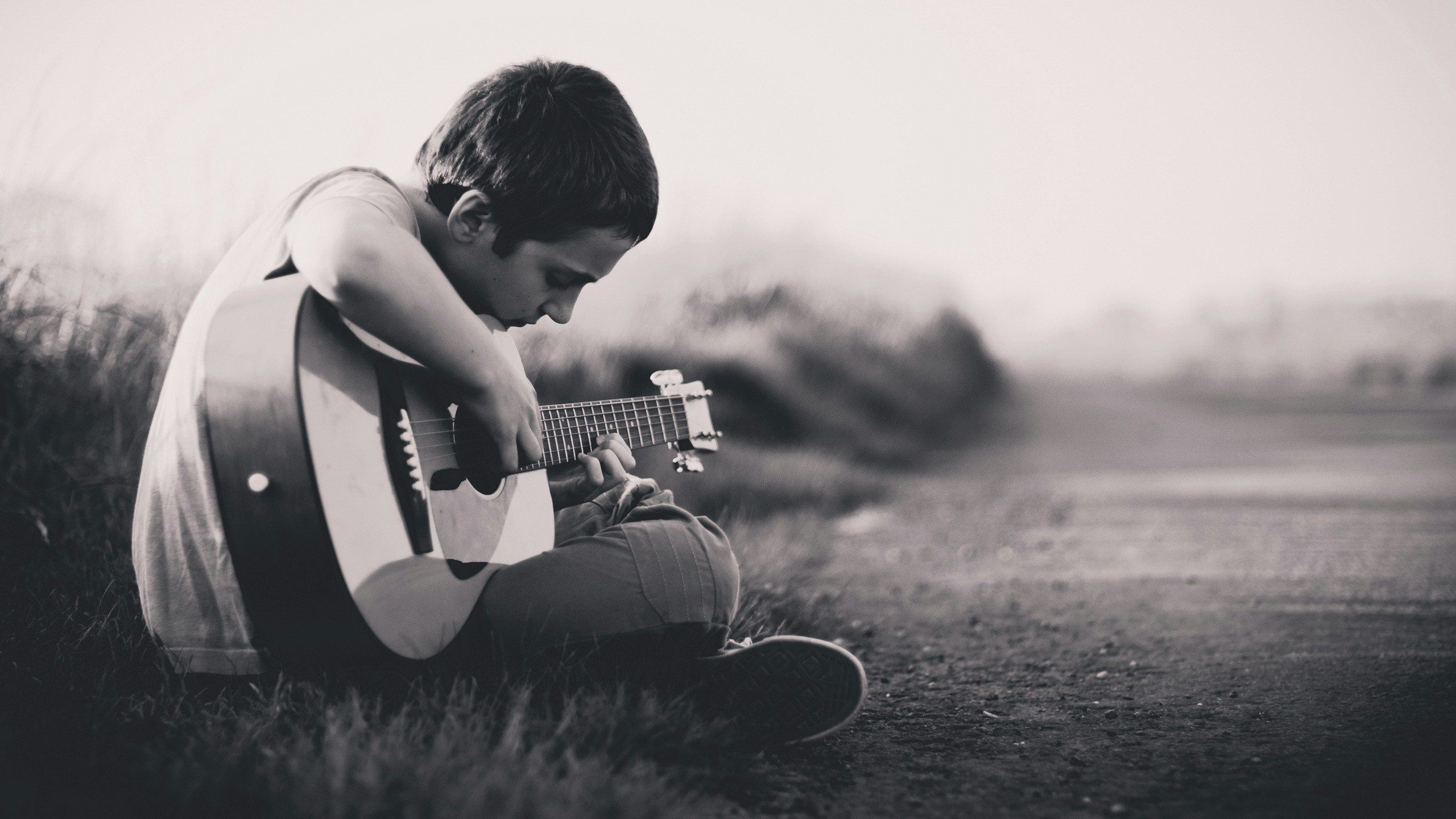 ギターをがんばる少年