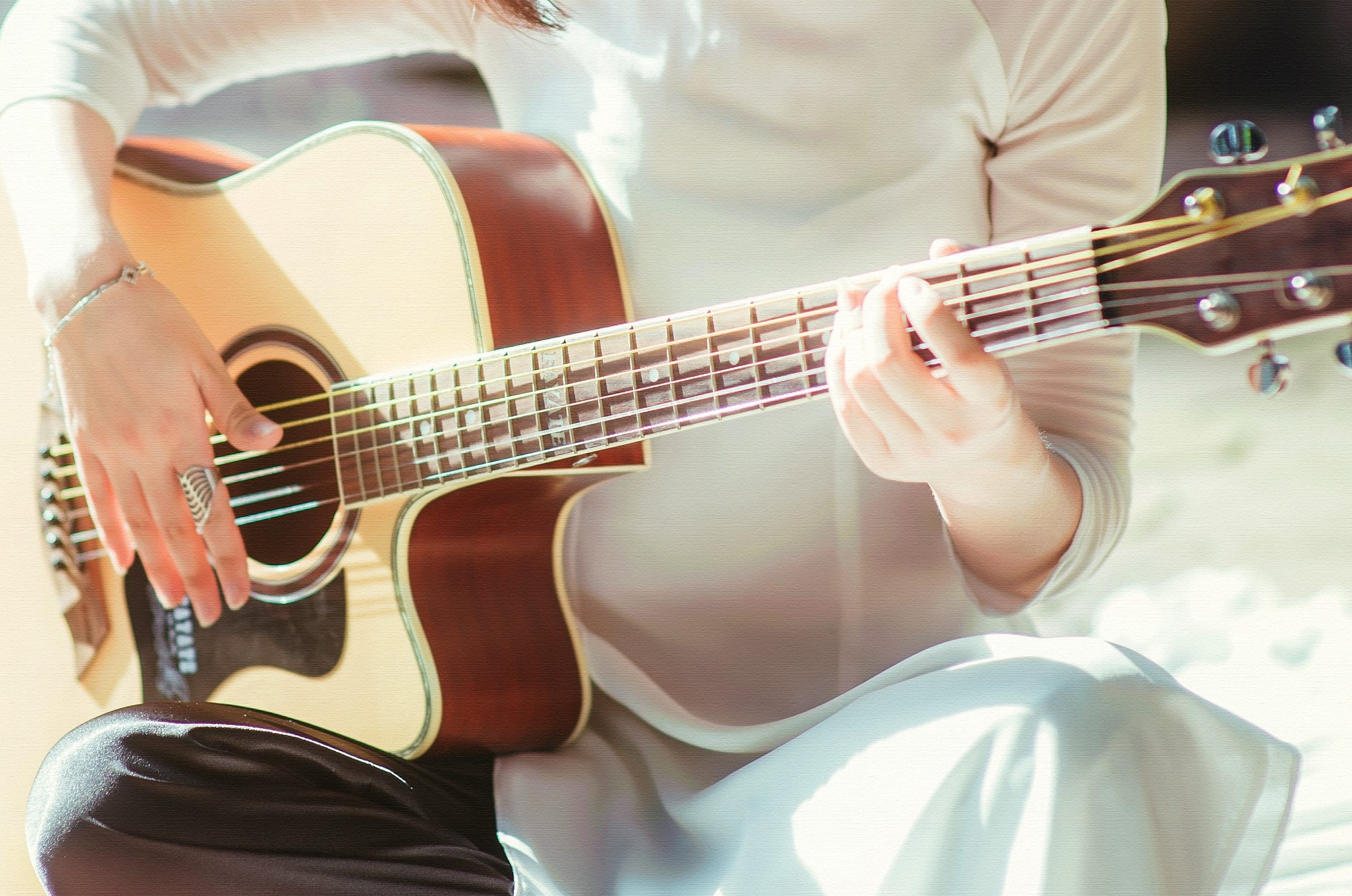 ギターを弾く女子